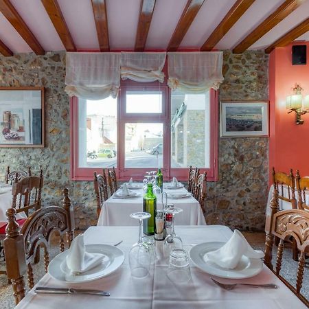 Hostal Restaurante El Roser L' Escala Exteriör bild