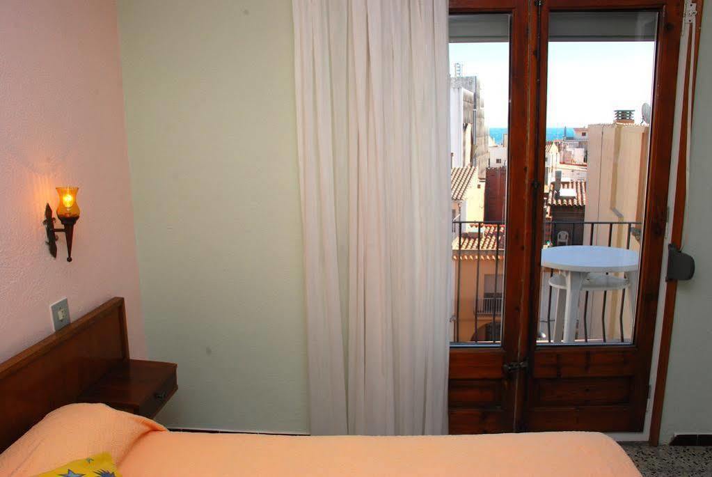 Hostal Restaurante El Roser L' Escala Exteriör bild
