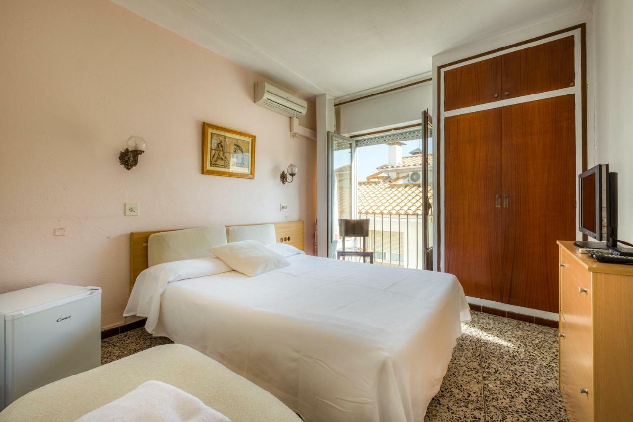 Hostal Restaurante El Roser L' Escala Exteriör bild