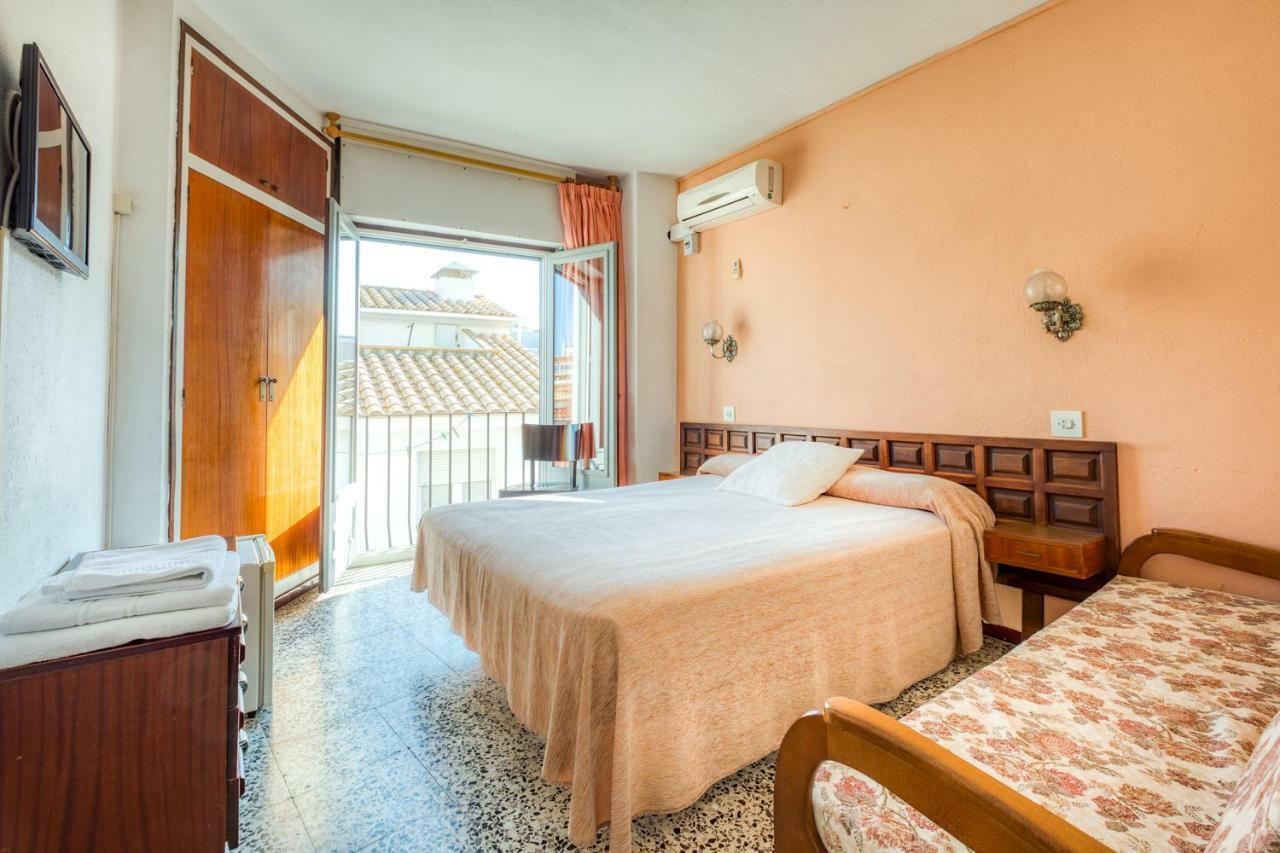 Hostal Restaurante El Roser L' Escala Exteriör bild