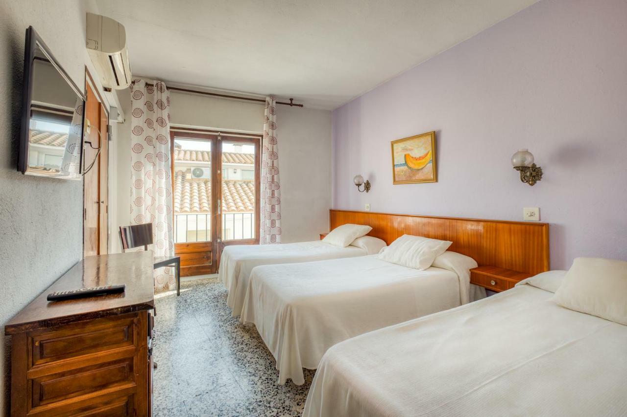 Hostal Restaurante El Roser L' Escala Exteriör bild