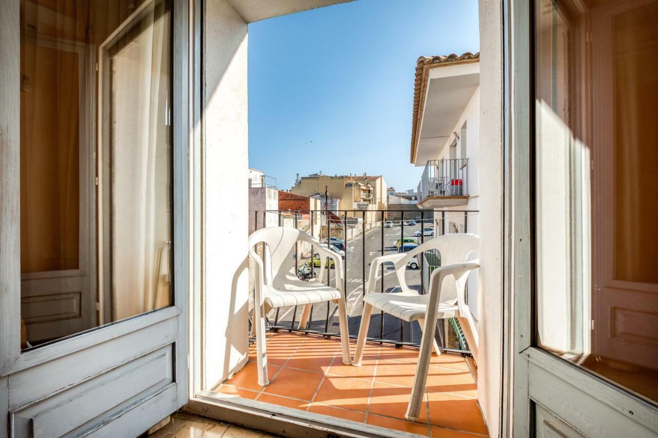 Hostal Restaurante El Roser L' Escala Exteriör bild