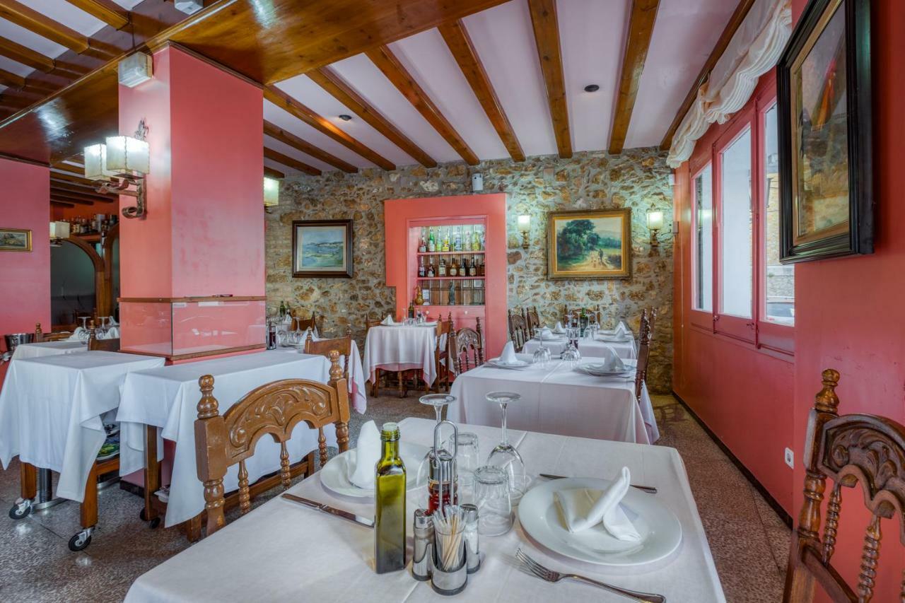 Hostal Restaurante El Roser L' Escala Exteriör bild