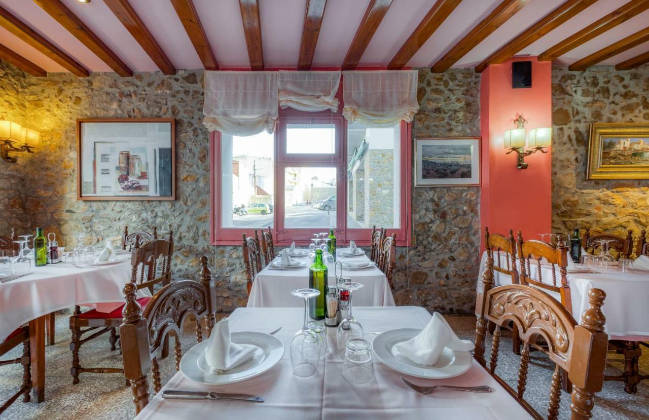 Hostal Restaurante El Roser L' Escala Exteriör bild
