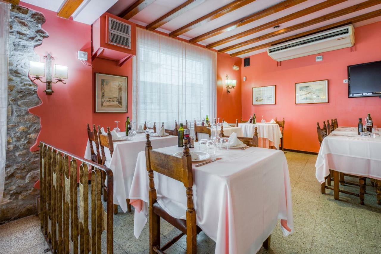 Hostal Restaurante El Roser L' Escala Exteriör bild