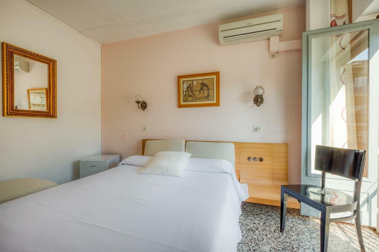 Hostal Restaurante El Roser L' Escala Exteriör bild