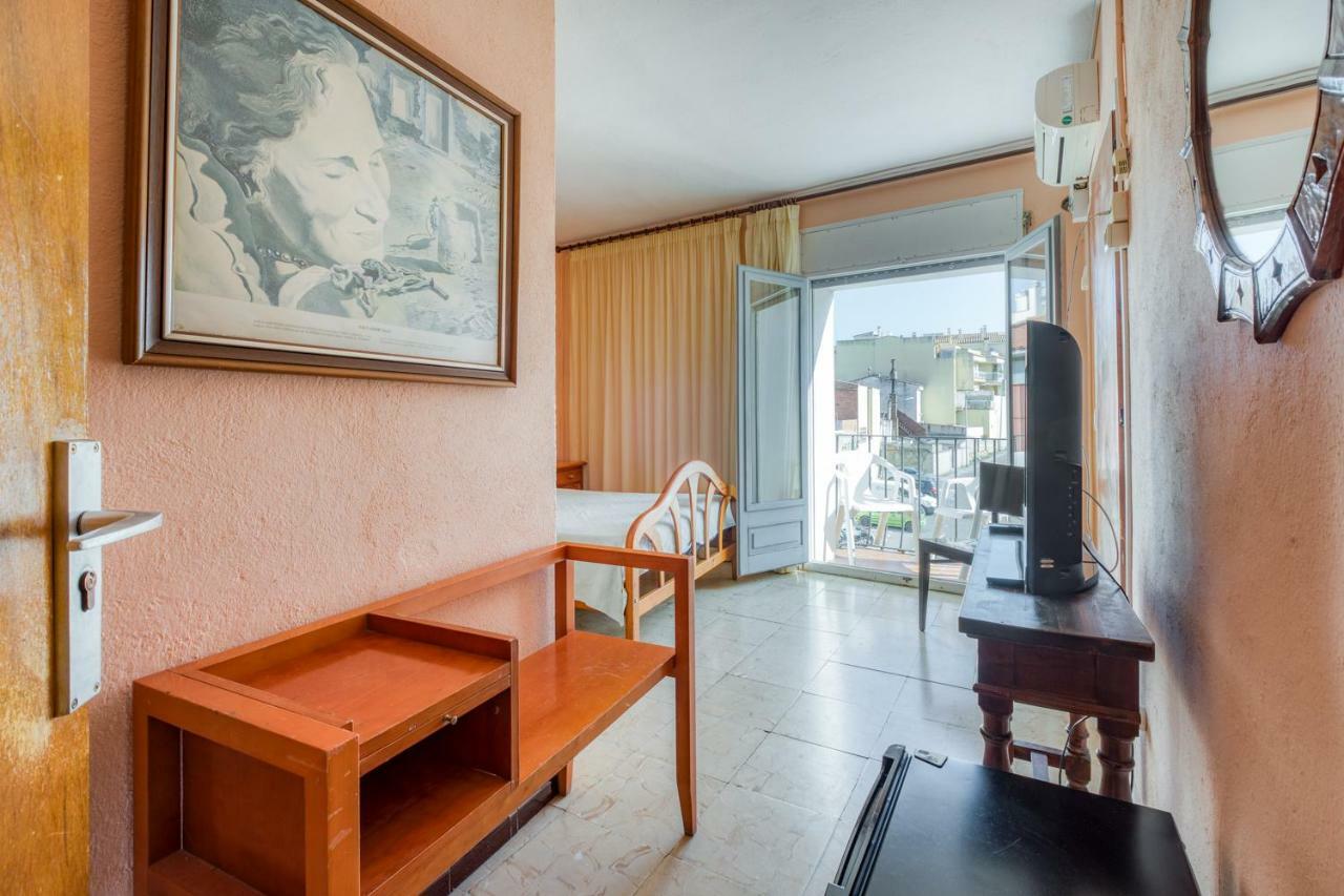 Hostal Restaurante El Roser L' Escala Exteriör bild