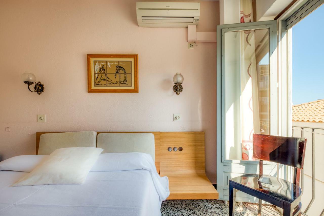 Hostal Restaurante El Roser L' Escala Exteriör bild