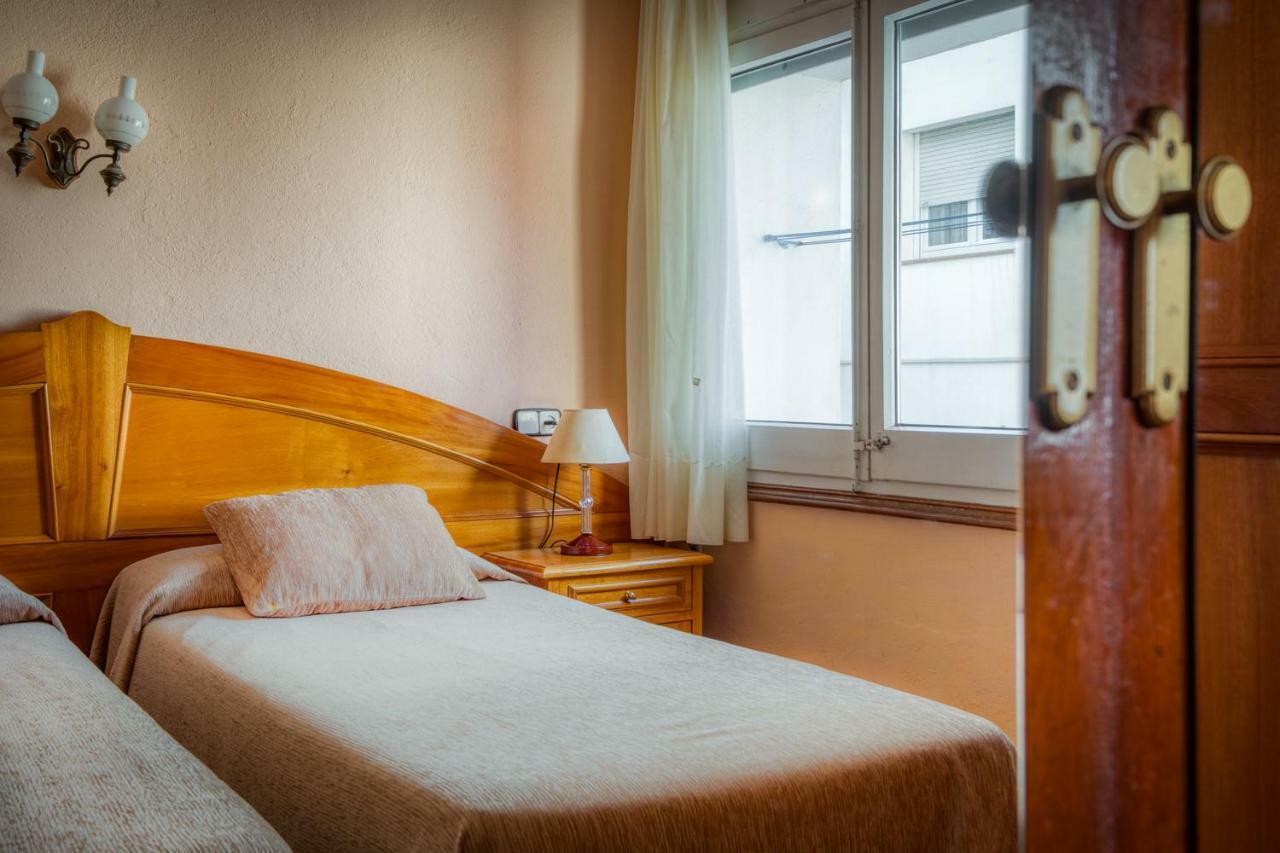 Hostal Restaurante El Roser L' Escala Exteriör bild