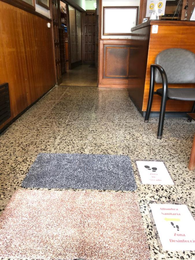 Hostal Restaurante El Roser L' Escala Exteriör bild